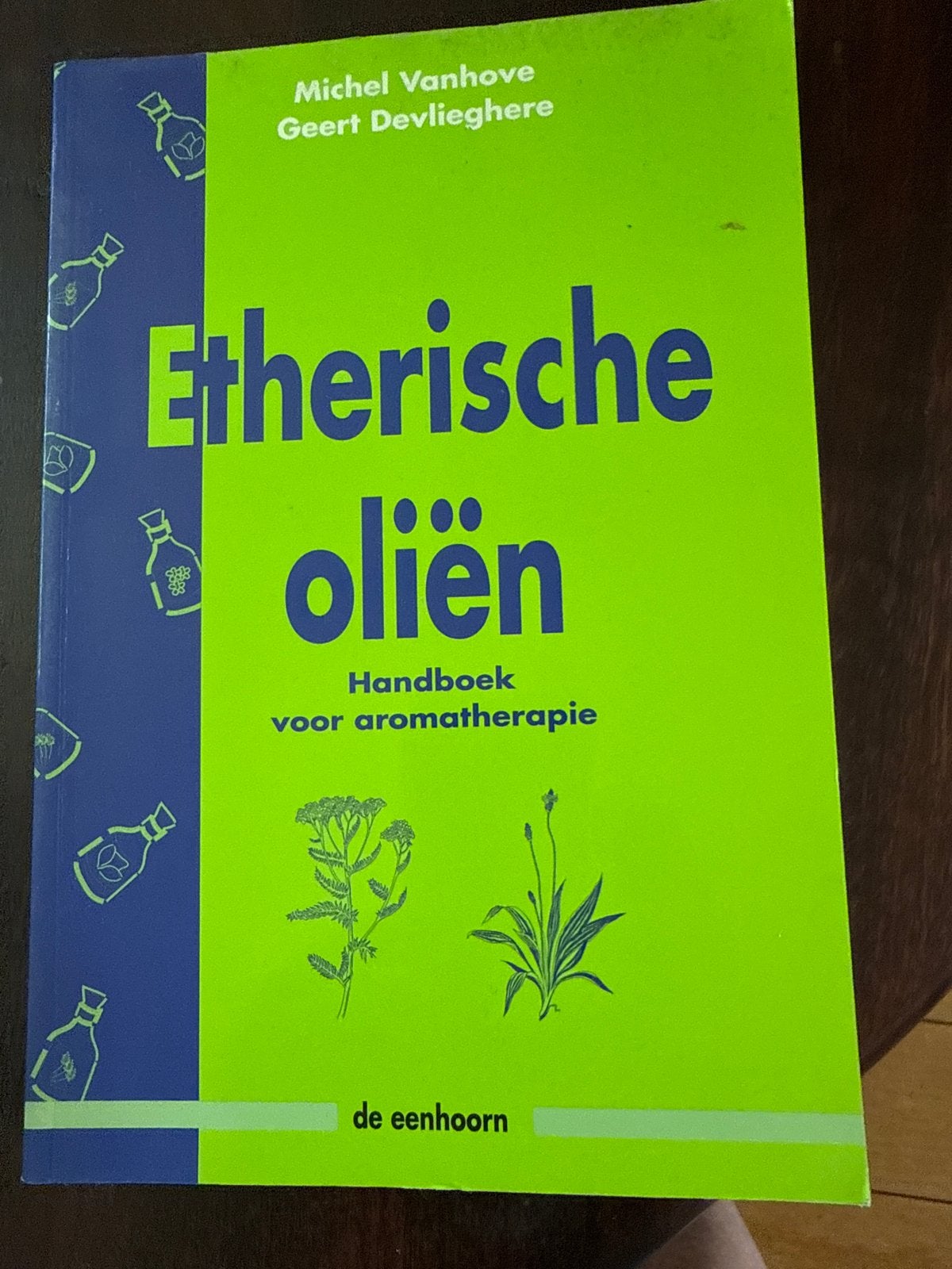 Etherische Oliën: Handboek voor Aromatherapie, Boeken, Ophalen of Verzenden, Gelezen, Overige onderwerpen, Instructieboek