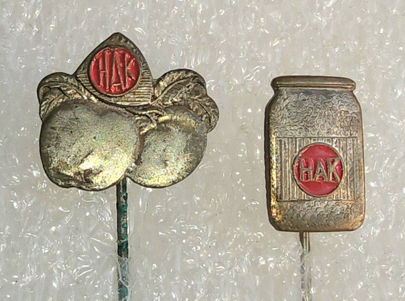 2 Vintage HAK Speldjes: Appel en Pot, Ophalen of Verzenden, Gebruikt, Overige onderwerpen, Speldje of Pin