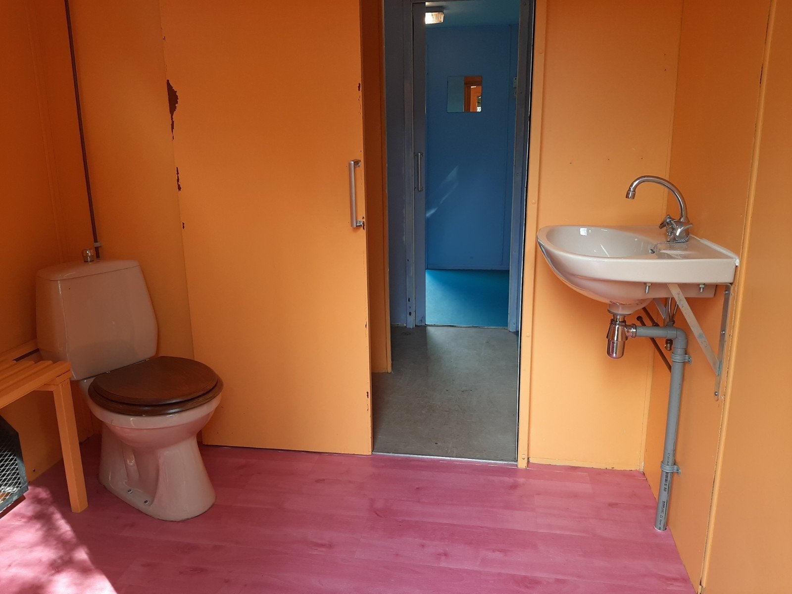 Kleurrijke nette mobiele badkamer in wagen op kenteken., Ophalen, Gebruikt