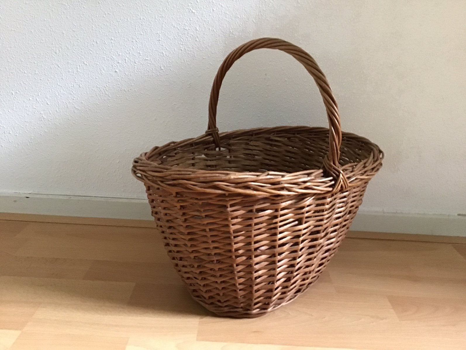 Rieten mand met hengsel. Boodschappenmand., Huis en Inrichting, Ophalen, Zo goed als nieuw