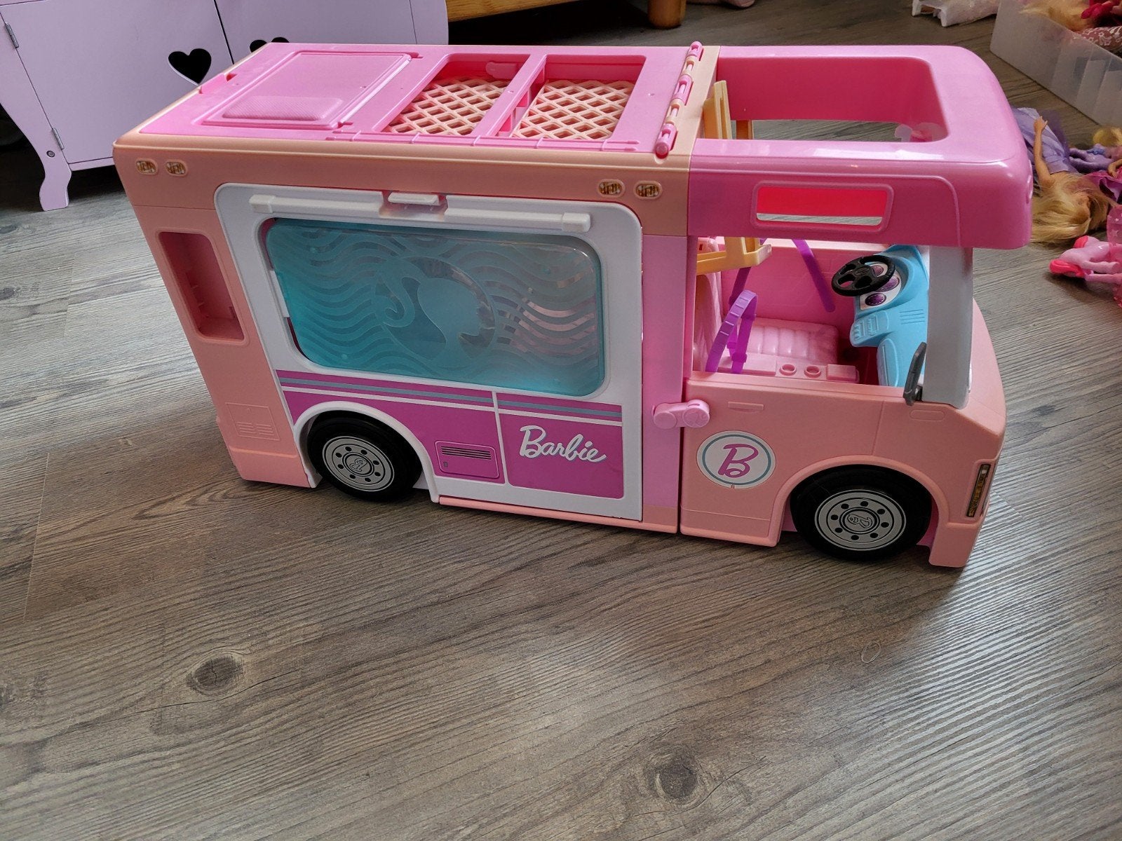 Barbie set, camper, huis, heel veel poppen accessoires, Ophalen, Zo goed als nieuw