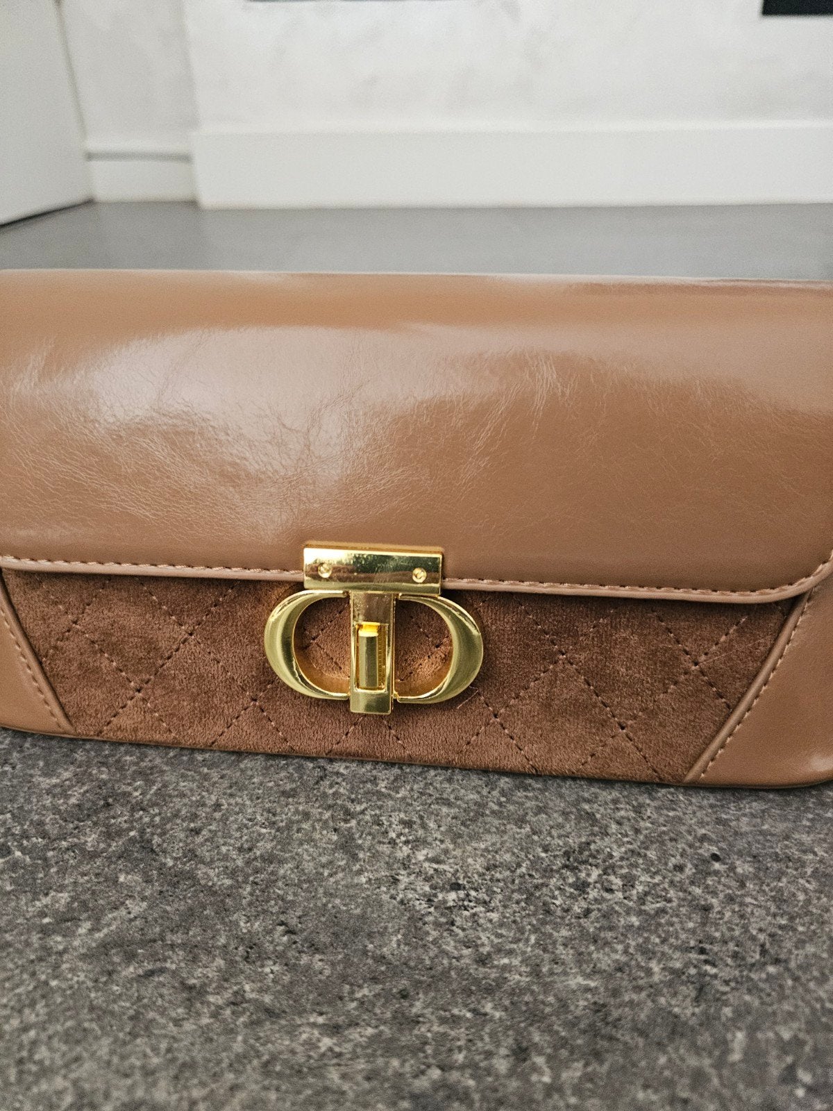 Elegante schoudertas met gouden sluiting, Sieraden, Tassen en Uiterlijk, Tassen | Damestassen, Ophalen of Verzenden, Nieuw, Zwart