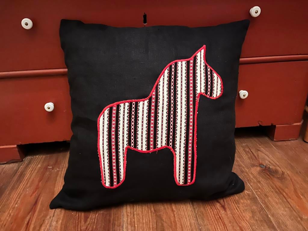 Kussen met Zweeds paard zwart linnen, Ophalen of Verzenden, Nieuw, Zwart, Vierkant