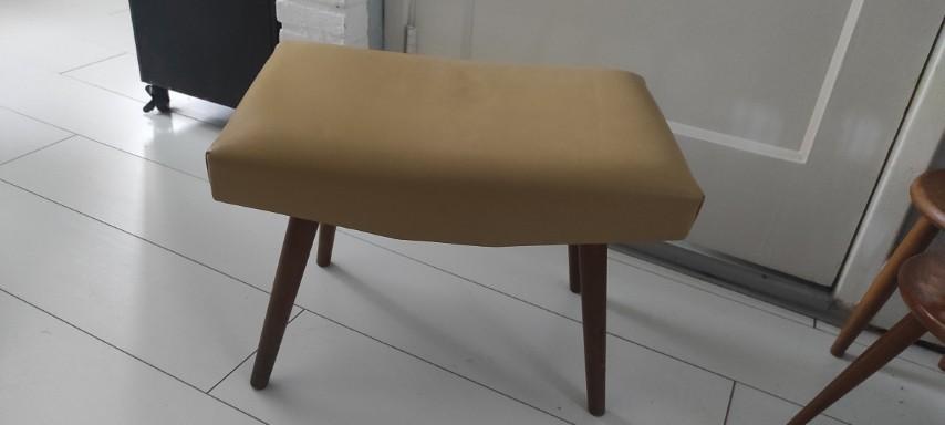 Vintage voetenbankje schuine poten skaileer beige, Ophalen of Verzenden, Gebruikt, Hout