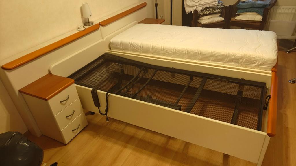 2x Elektrisch verstelbaar Auping bed met achterwand, Ophalen