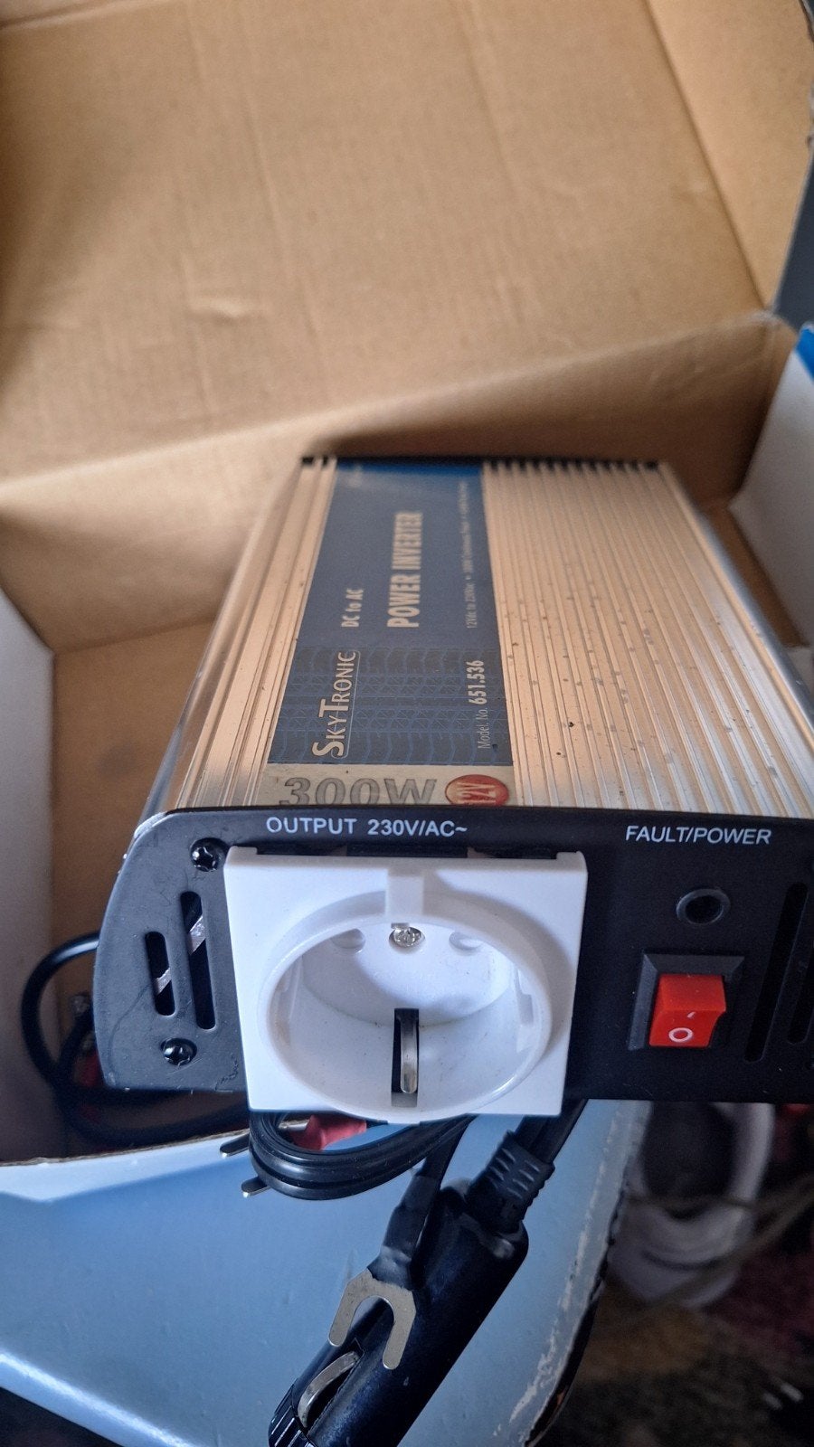nieuwe SkyTronic 300W DC naar AC Omvormer 12V, Ophalen of Verzenden, Zo goed als nieuw