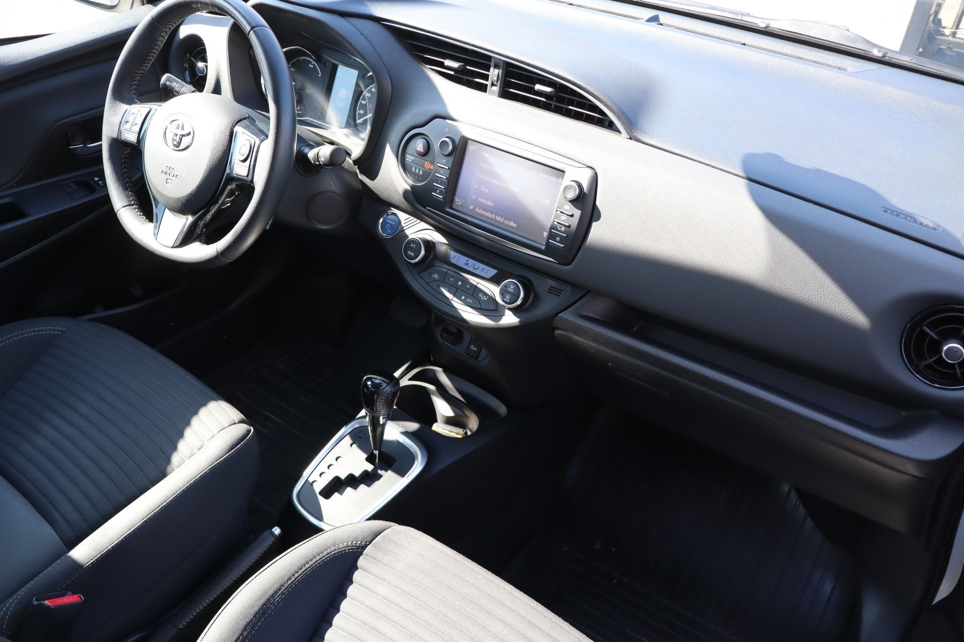 Toyota Yaris 1.5 Hybrid Automaat Dealeronderhouden/Achteruit, Auto's, Gebruikt, 4 cilinders, Bedrijf, Hybride Elektrisch/Benzine
