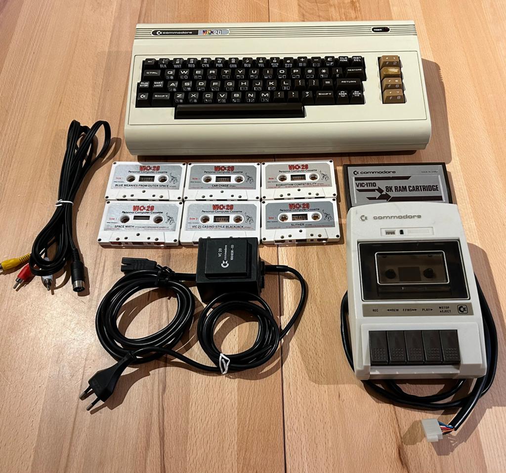 Commodore VIC-20 PET style keys with accessories VC-20, Computers en Software, Vintage Computers, Ophalen of Verzenden