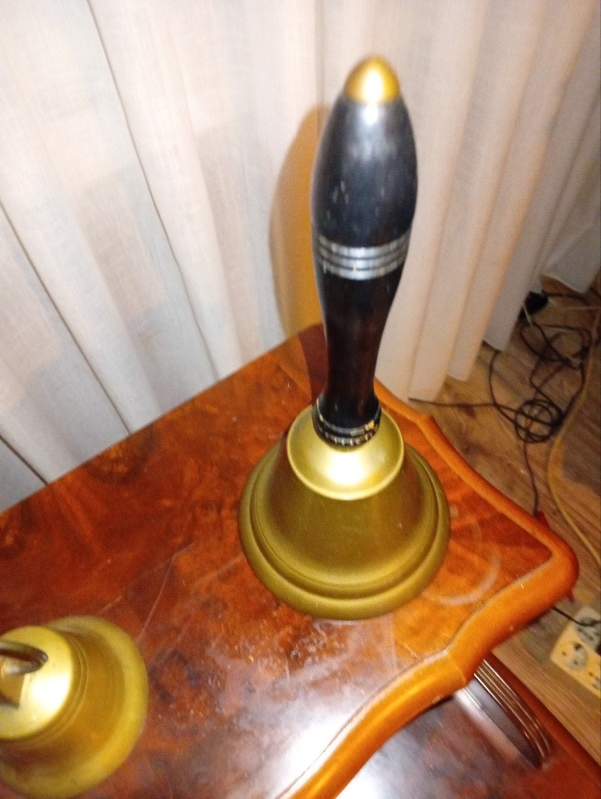 Antieke scheepsbel met houten handvat, Ophalen of Verzenden
