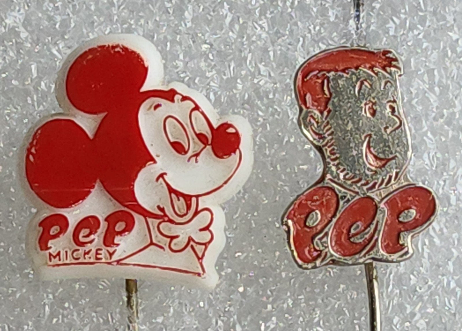 2 Vintage Speldjes PEP: Mickey Mouse & stripfiguur, Ophalen of Verzenden, Gebruikt, Figuurtje, Speldje of Pin