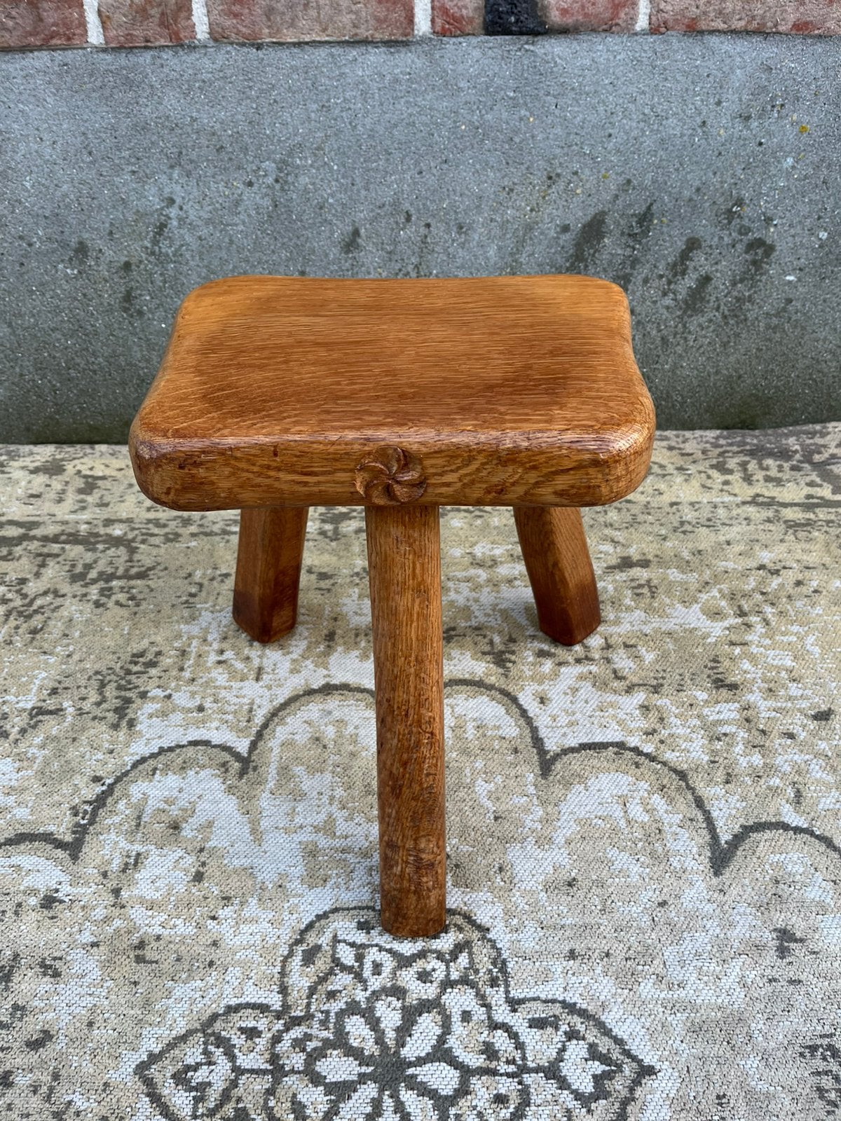 Vintage brutalist 3 poots tafeltje/krukje, Ophalen of Verzenden, Gebruikt, Hout
