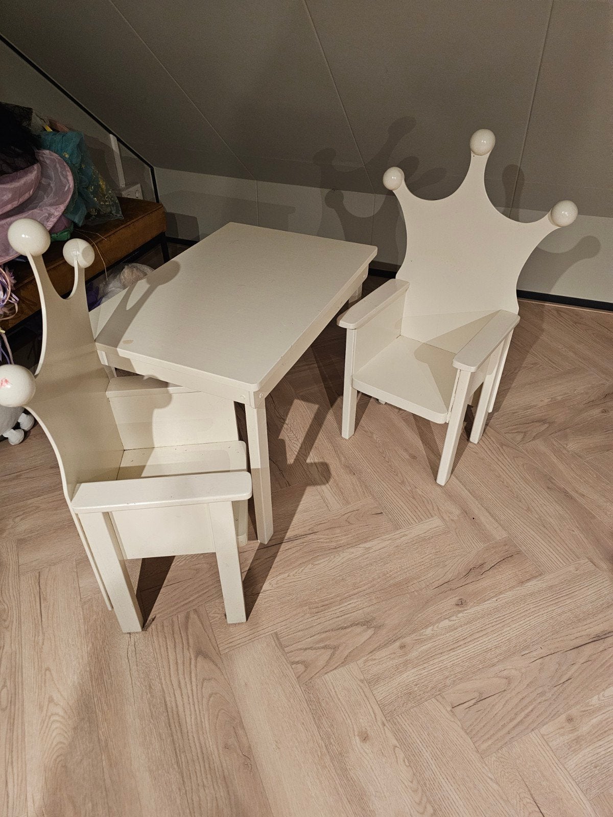 Kinderstoeltjes en tafelset - Kroon design, Ophalen