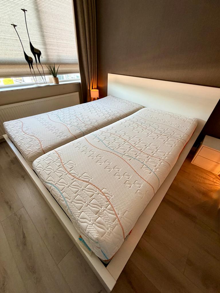 Complete slaapkamer set: M-line matrassen 7&8, IKEA Malm bed, Verstelbaar, Wit, Tweepersoons, Ophalen of Verzenden