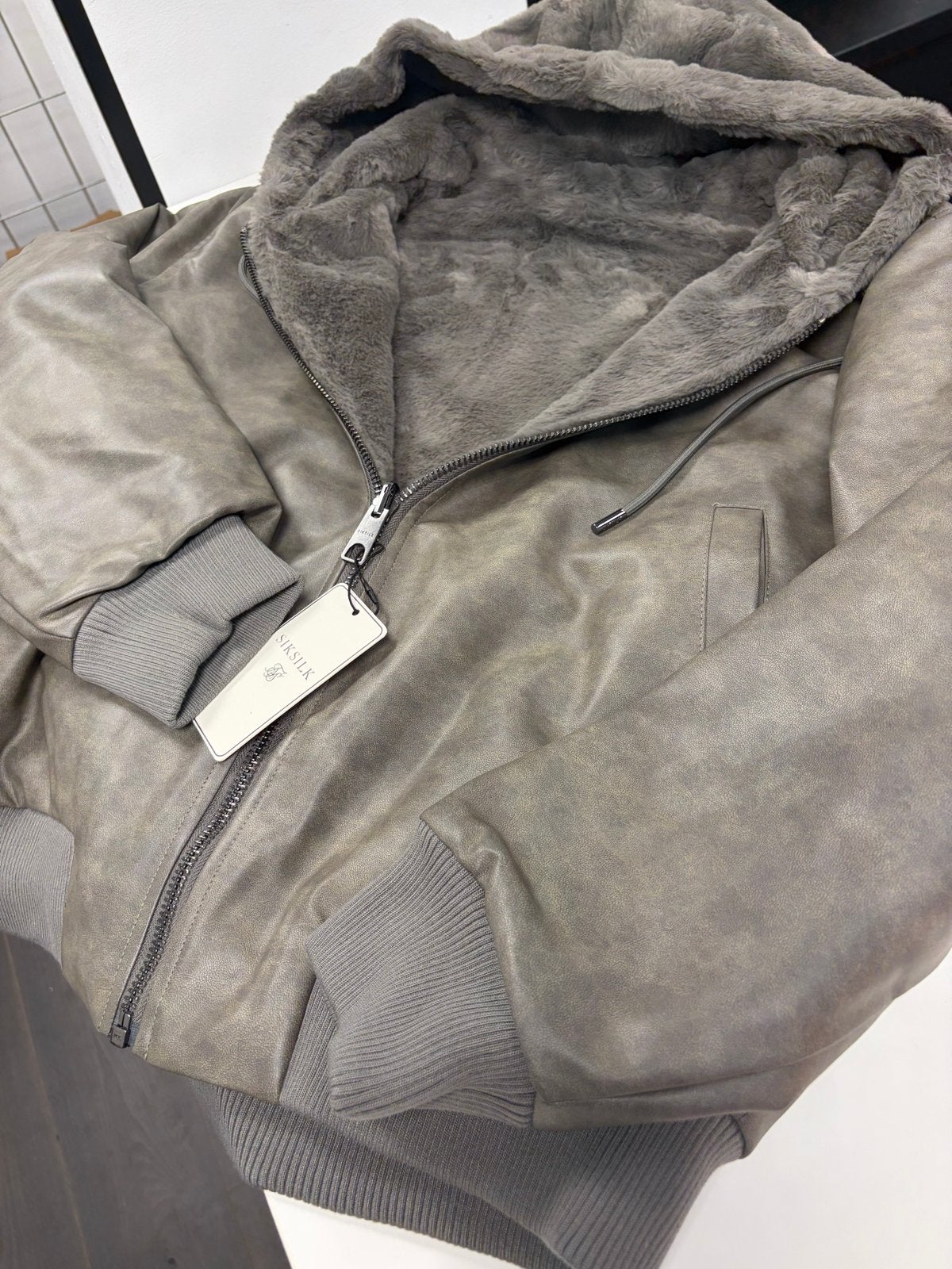 SIKSILK Bomberjack met capuchon - Grijs, Ophalen of Verzenden, Nieuw, Maat 48/50 (M), Grijs