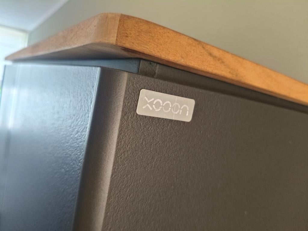 Kast Xooon in nieuwstaat met LED verlichting, Huis en Inrichting, Kasten | Dressoirs, Ophalen, Met deur(en), Glas, 50 tot 100 cm