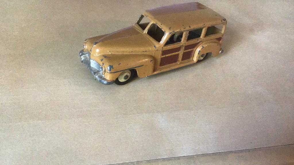 DINKY TOYS PLYMOUTH WOODY ESTATE CAR GEPRODUCEERD 1954-1961, Ophalen of Verzenden, Gebruikt, Auto, Dinky Toys
