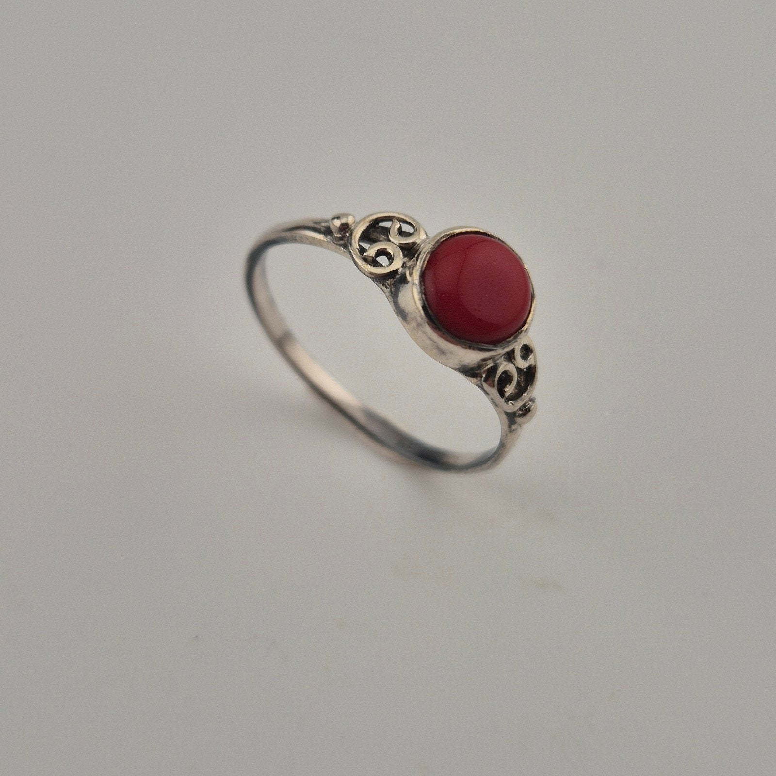 Vintage 925 zilveren ring rode ronde agaat cabochon | AC13, Verzenden, 17 tot 18, Dame, Zilver