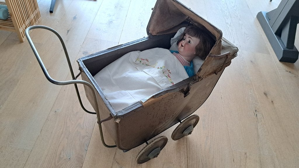Antieke poppenwagen met pop, Ophalen