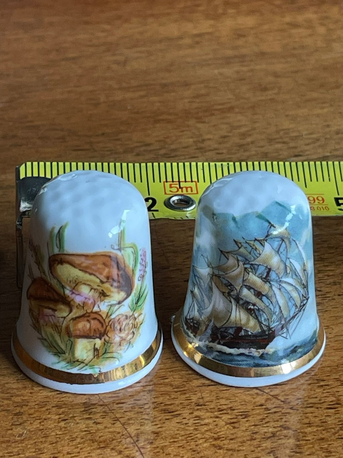2x vingerhoedjes serie Finsbury schip en paddestoelen, Verzamelen, Ophalen of Verzenden, Zo goed als nieuw