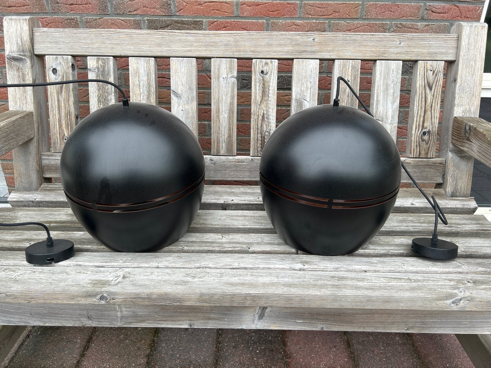 Set van 2 zwarte hanglampen met koperen binnenkant, Ophalen, Gebruikt, Metaal, Overige fittingen