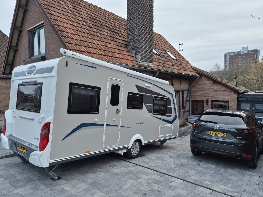Caravelair Artica 492 Nieuwstaat (Mover + Cassetteluifel), Caravans en Kamperen, 2 aparte bedden, Rondzit, Particulier, 5 tot 6 meter