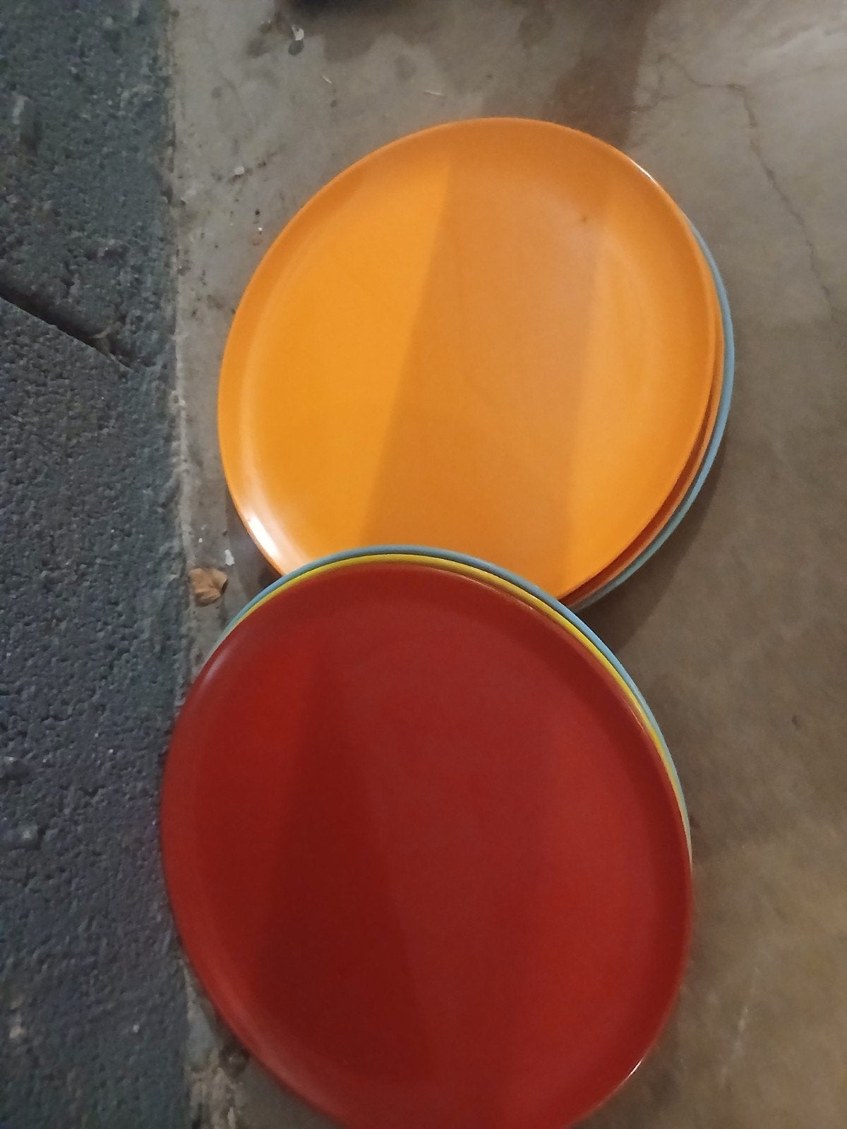 7 plastic borden in diverse kleuren, Huis en Inrichting, Ophalen, Gebruikt, Kunststof, Bord(en)