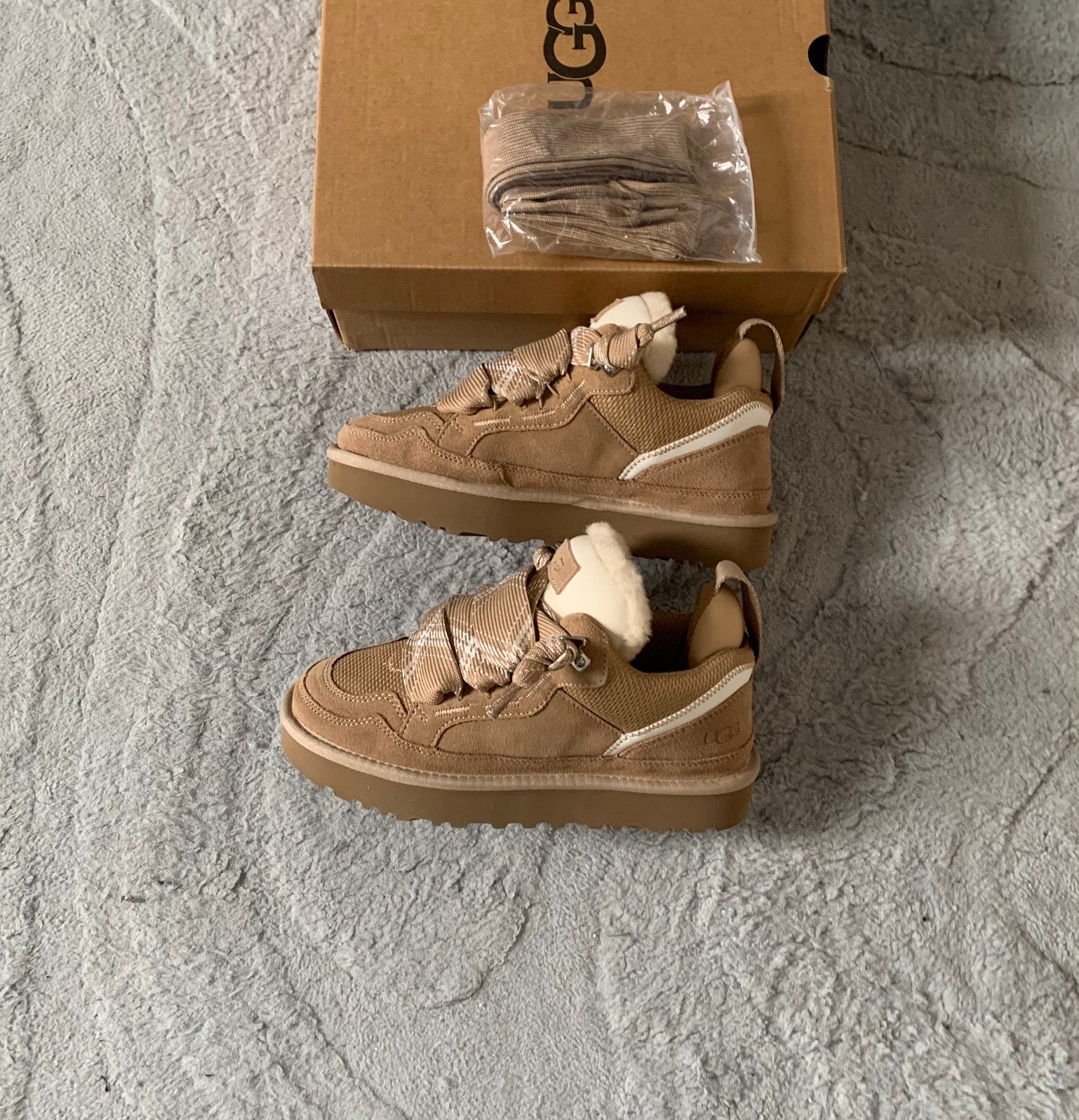 Ugg Lowmel Schoenen / Sneakers - Sand / Beige - Maat 39, Verzenden, Beige, Snowboots, Nieuw