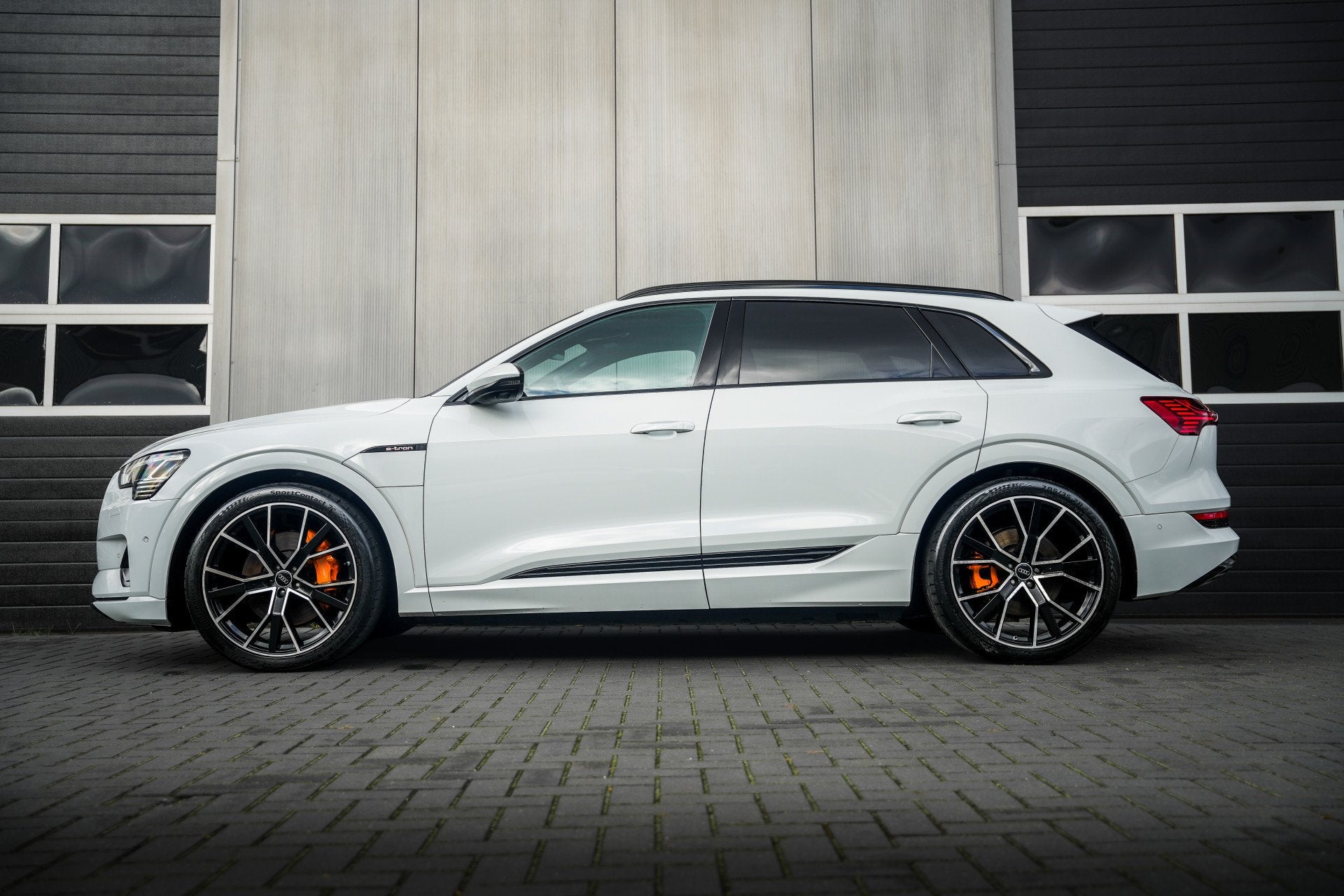 Audi E-Tron 55 Quattro 95 kWh 408 pk Advanced Pro Line Plus, Auto's, Automaat, 131 €/maand, Zwart, 95 kWh