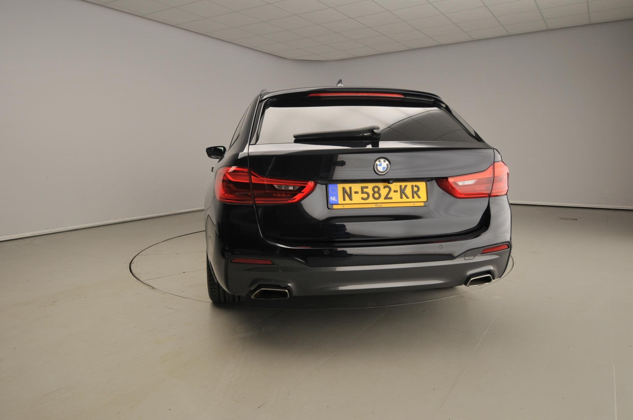 BMW 5 Serie Touring 540i xDrive M-Sportpakket / Camera / HIF, Stof, Gebruikt, Euro 6, 2000 kg