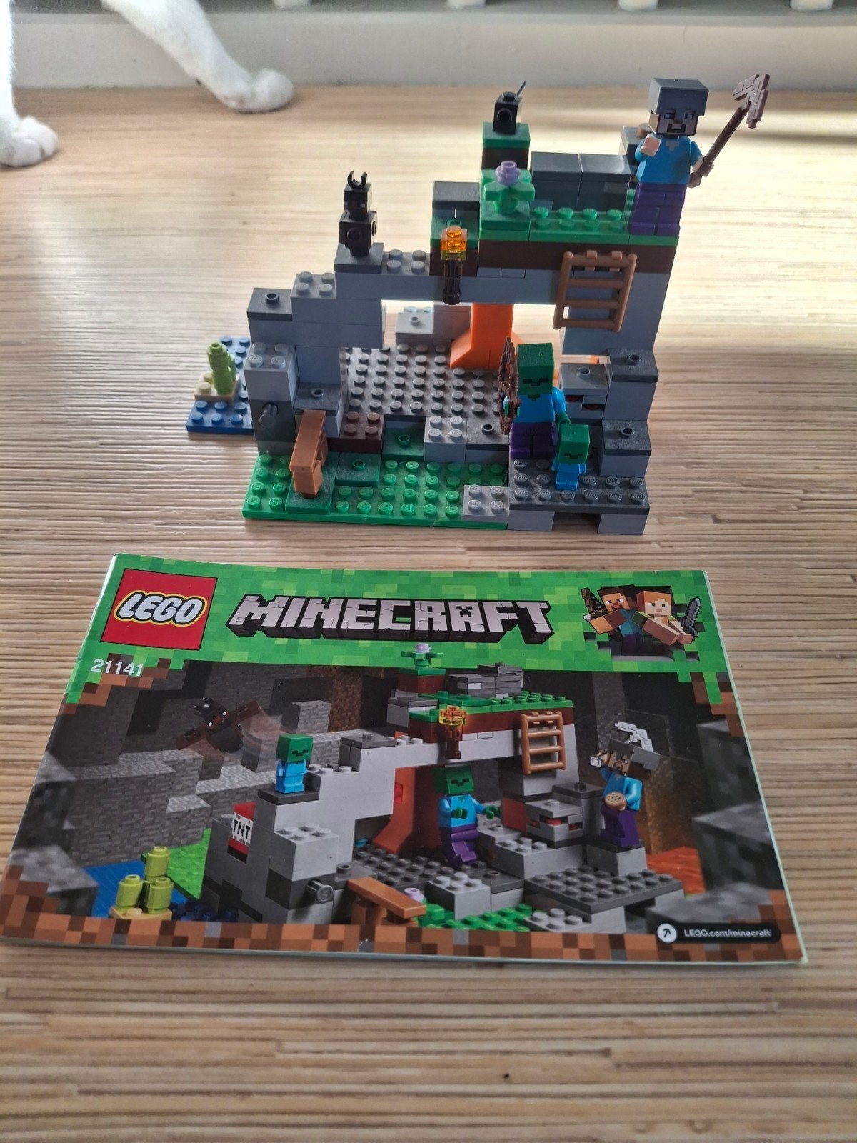 Lego Minecraft 21141 Zombie Cave compleet en boekje, Minecraft, Lego, Ophalen of Verzenden, Zo goed als nieuw