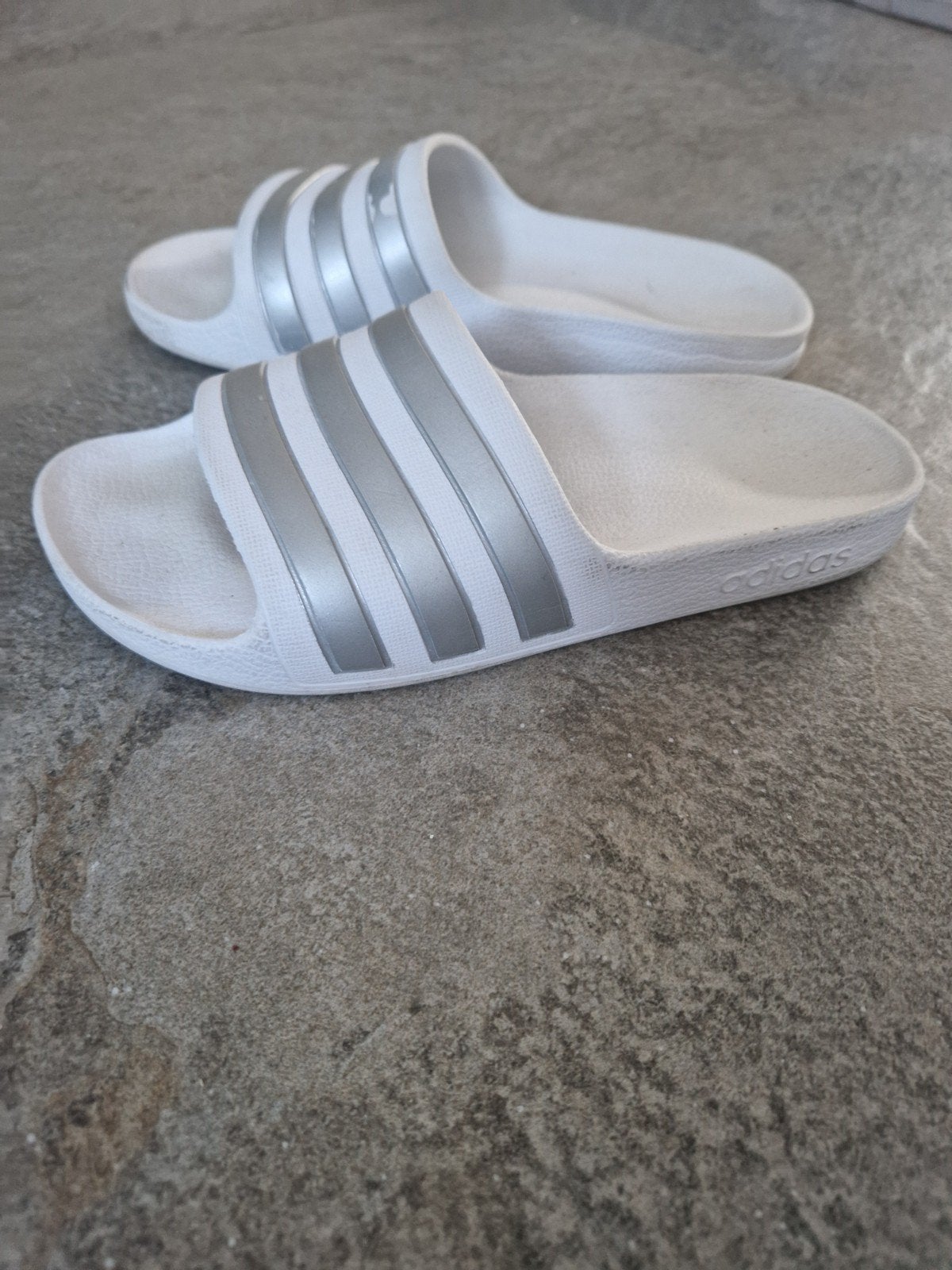Adidas slippers maat 35 - Zo goed als nieuw, Adidas, Wit, Zo goed als nieuw, Ophalen