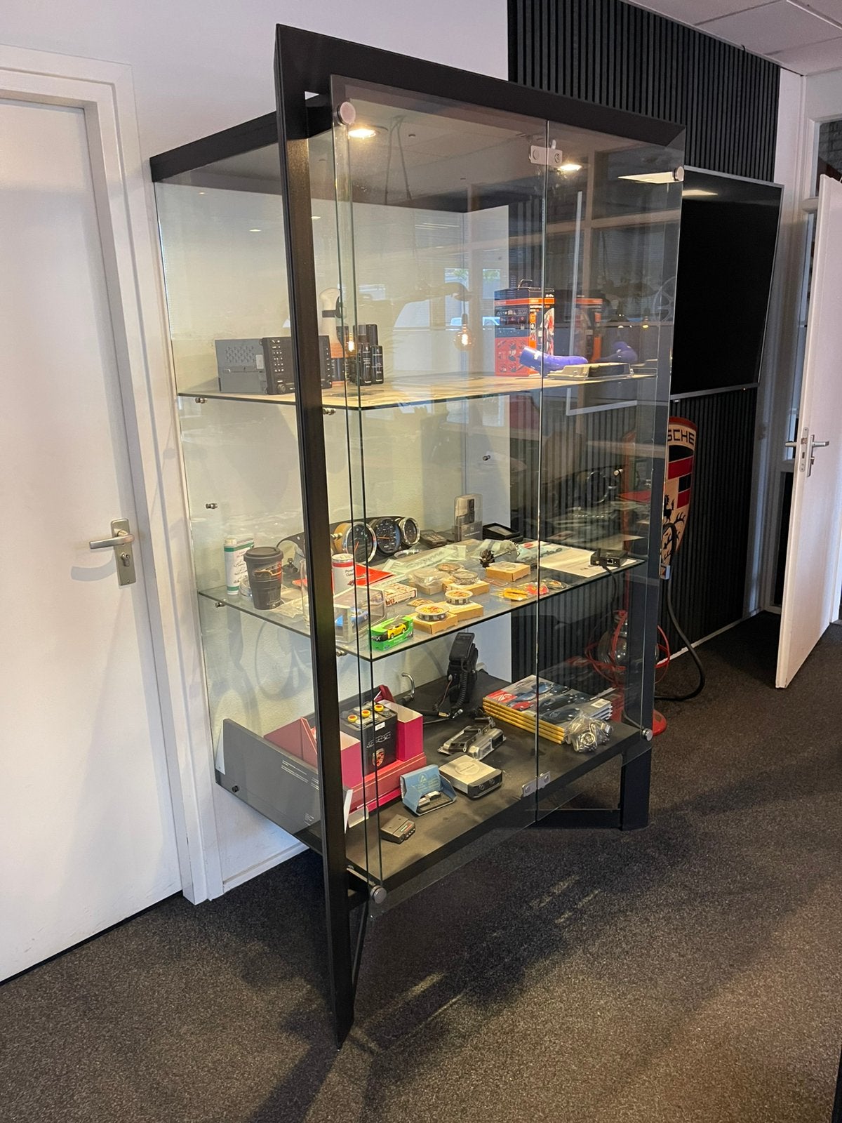Supermooie virine kast  uit porsche showroom, Huis en Inrichting, Kasten | Vitrinekasten, Ophalen, 200 cm of meer, 50 tot 100 cm