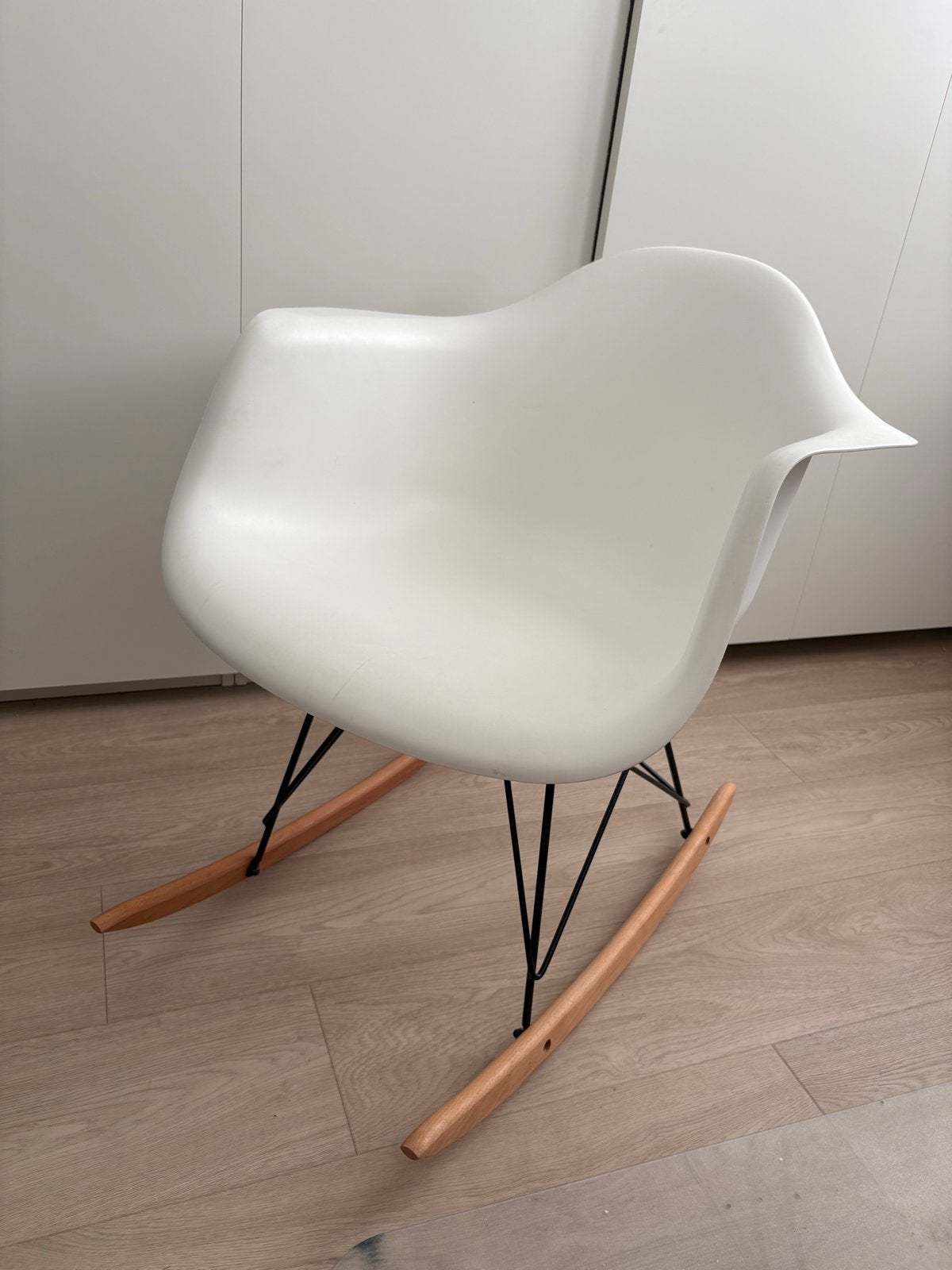 Witte schommelstoel in Eames-stijl, Ophalen, Wit, Zo goed als nieuw, Eén