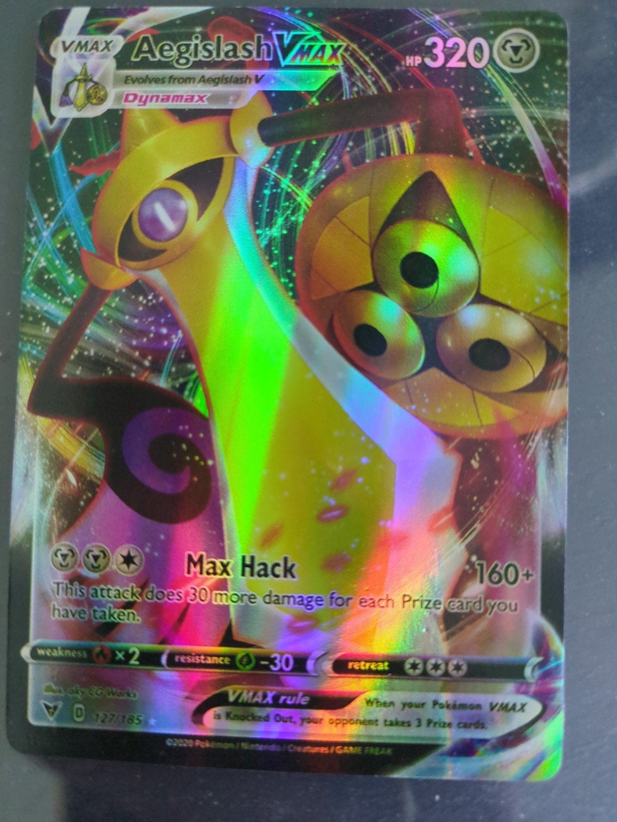 Pokémon Aegislash VMAX 127/185 - Glanzende VMAX Kaart, Ophalen of Verzenden, Zo goed als nieuw, Losse kaart, Foil