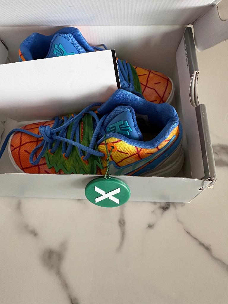 Nike Kyrie 5 SpongeBob “Pineapple House” EU 28 – nieuw, Kinderen en Baby's, Kinderkleding | Schoenen en Sokken, Ophalen, Nieuw