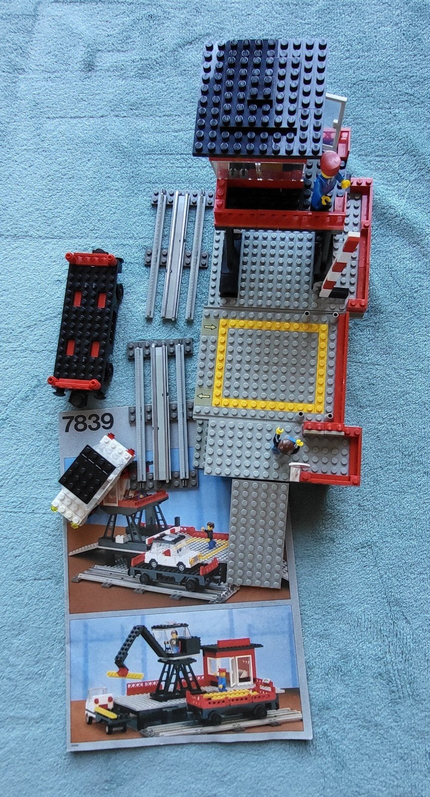 Lego trein auto laad perron gebouw (set 7839) wagon + boekje, Gebruikt, Lego, Ophalen of Verzenden, Compleet