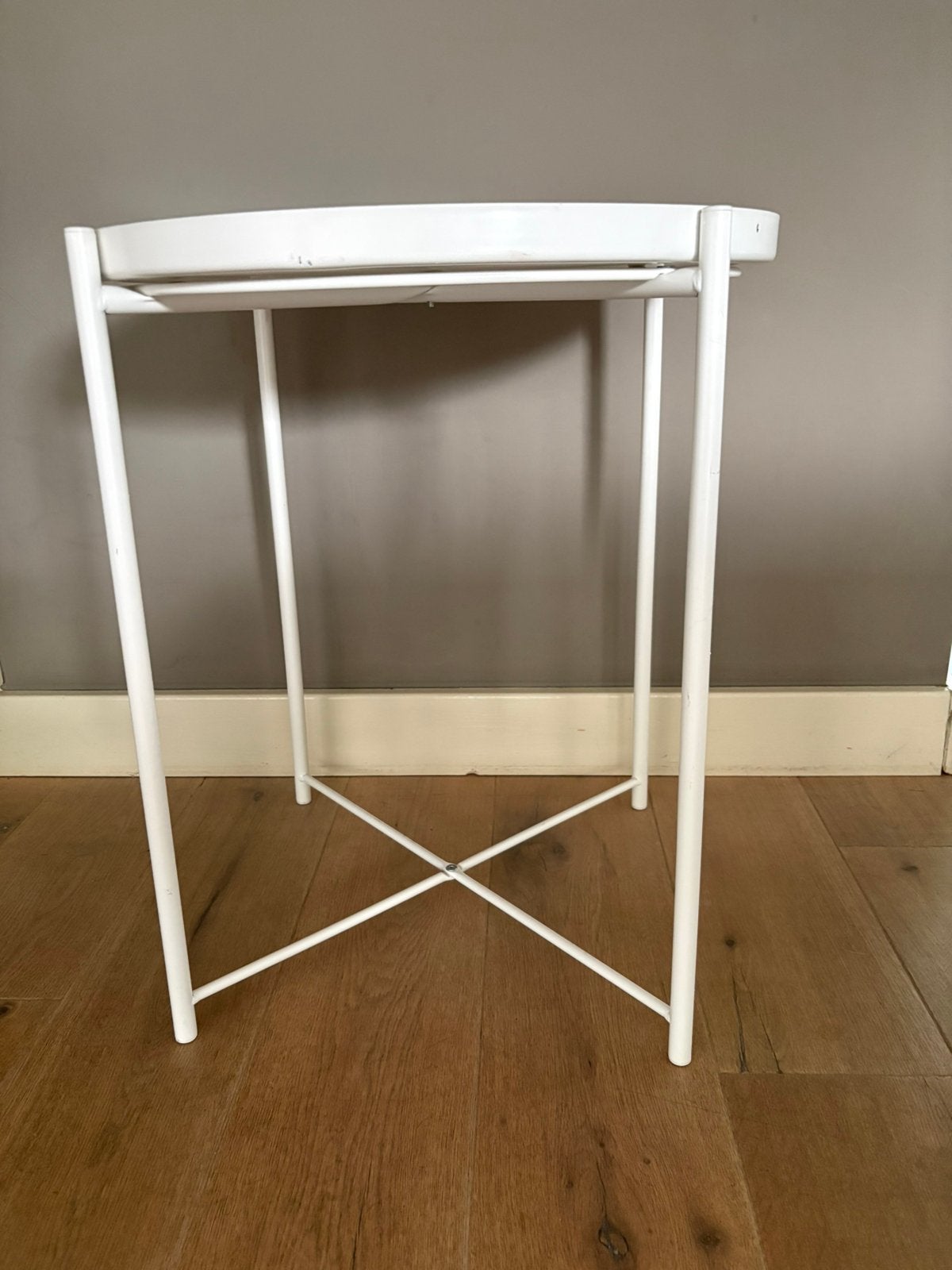 Bijzettafel met dienblad    Gladom IKEA, Minder dan 55 cm, Metaal of Aluminium, Rond, Zo goed als nieuw