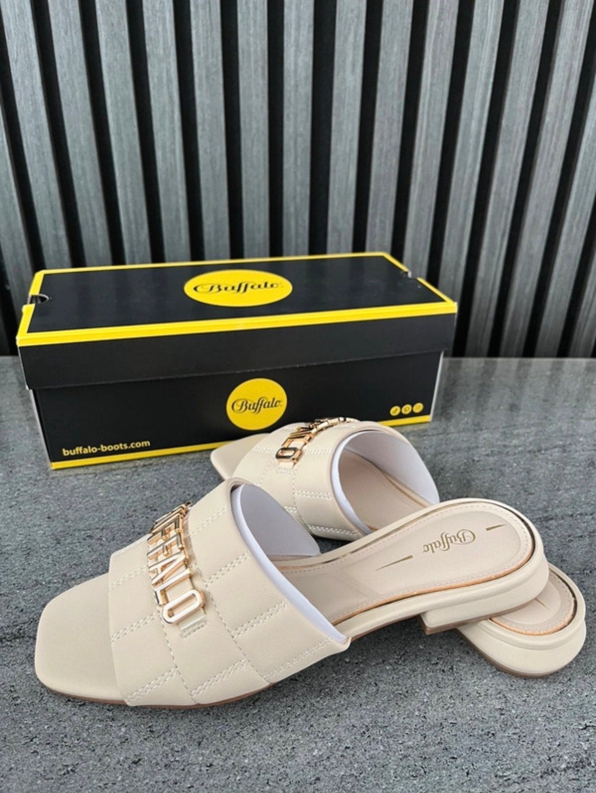 Nieuwe Buffalo Slippers - Ongeopend en Ongebruikt, Ophalen of Verzenden, Nieuw, Beige, Slippers