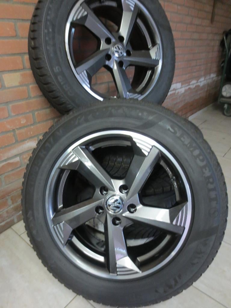 Winterbanden VW Tiguan  Nieuw!!, Auto-onderdelen, Banden en Velgen, 215 mm, Nieuw, 17 inch, Band(en)