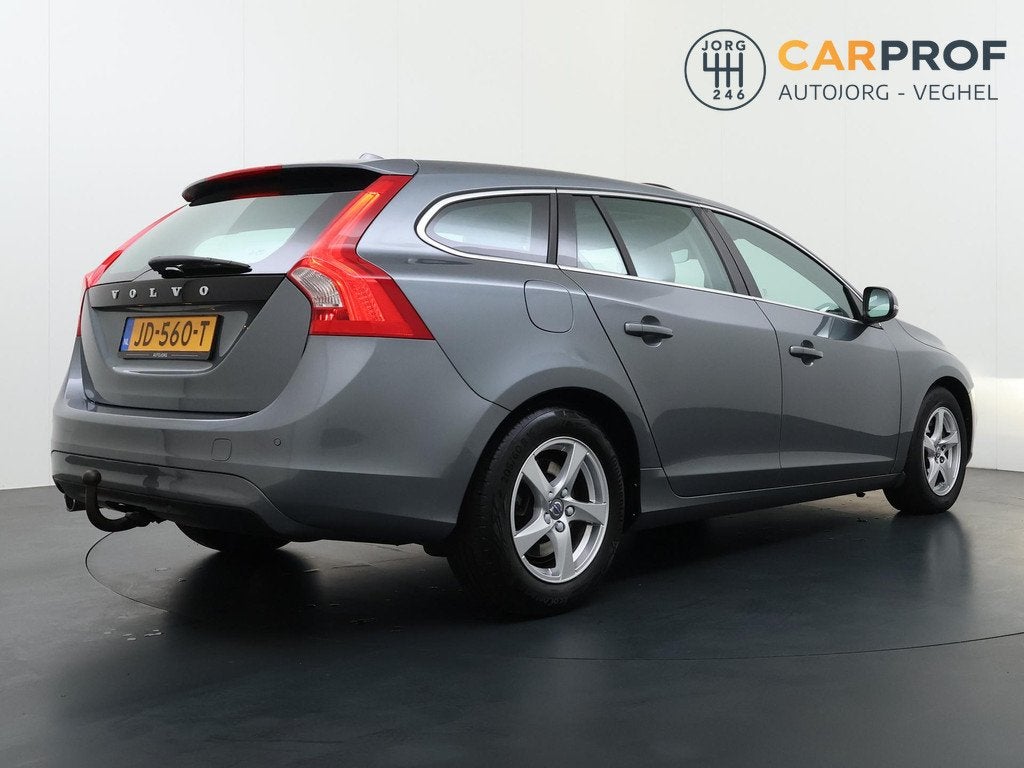 Volvo V60 2.0 D2 Momentum Business Nieuwe APK | Schuifdak |, Auto's, Volvo, Gebruikt, 4 cilinders, 1969 cc, Leder en Stof
