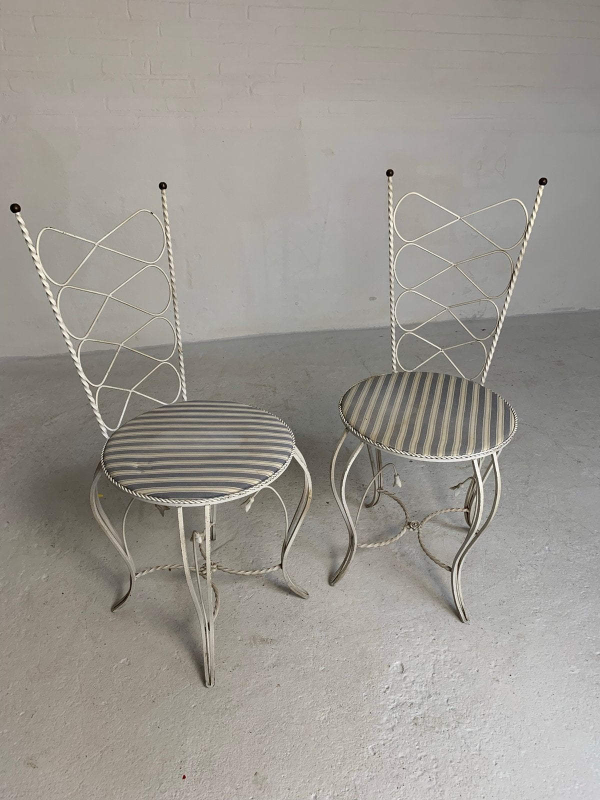 Set van 2 Vintage Smeedijzeren Stoelen met Gestreepte Kussen, Ophalen of Verzenden