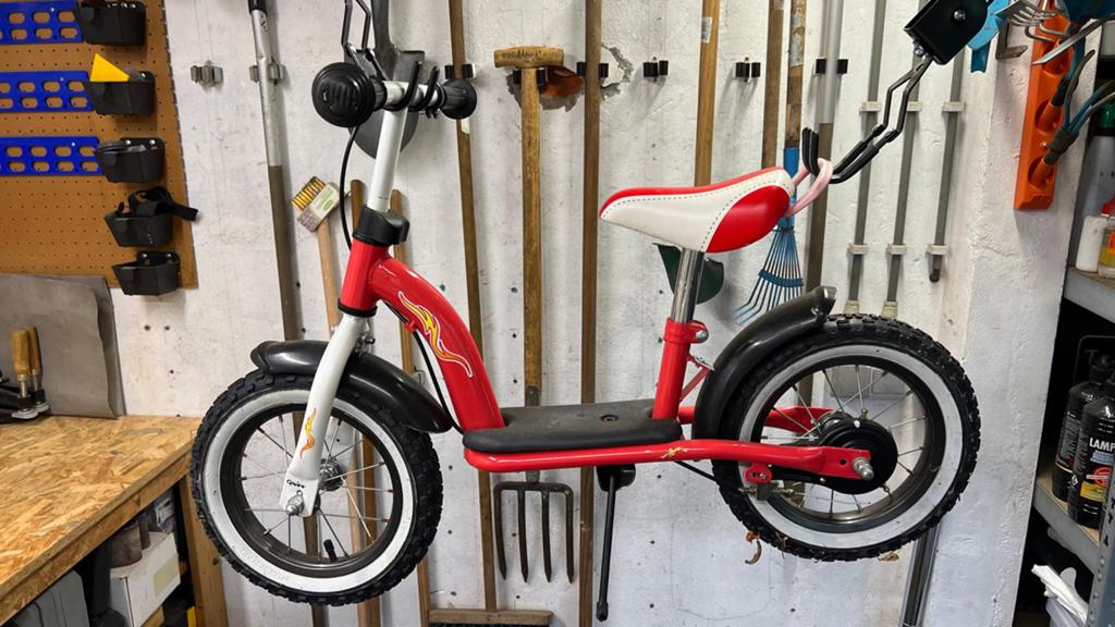 Rode loopfiets voor kinderen - 16 inch wielen, Fietsen en Brommers, Fietsen | Kinderfietsjes, Ophalen, Gebruikt, Velgrem, 16 tot 20 inch