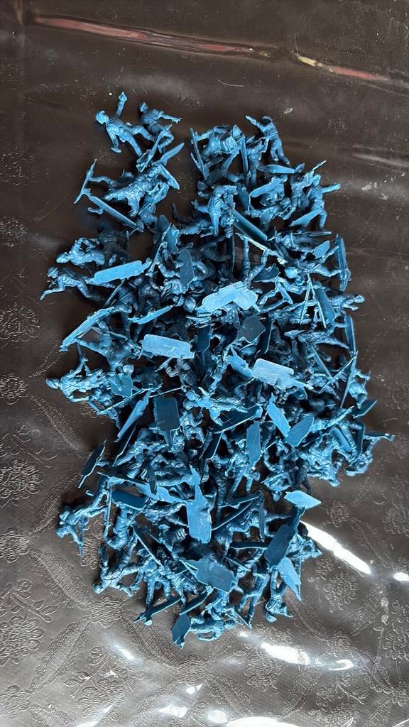 104 blauwe kleine soldaatjes Hong Kong, Ophalen of Verzenden, Zo goed als nieuw