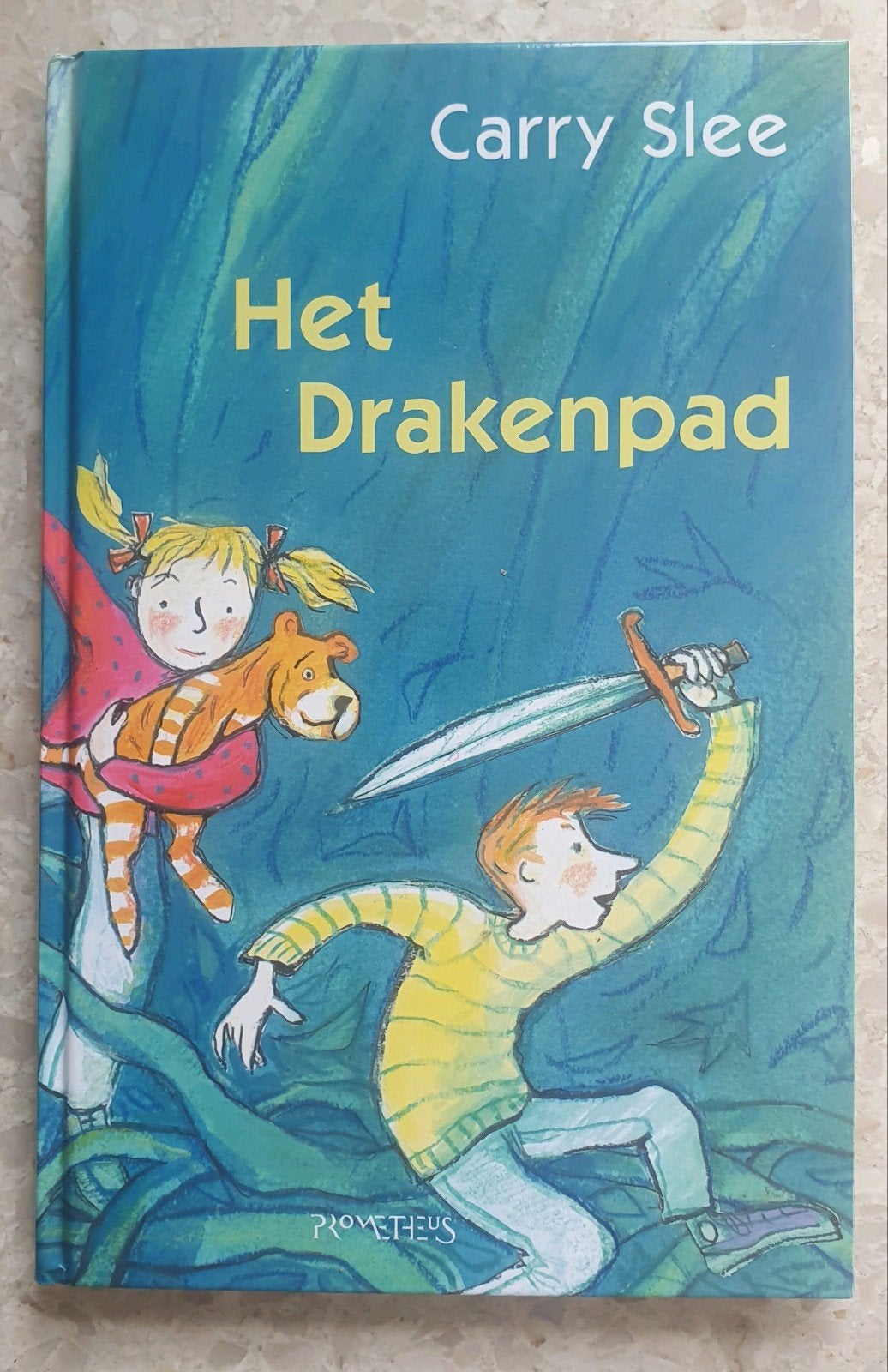 Het Drakenpad - Carry Slee (Kinderboek), Ophalen of Verzenden, Zo goed als nieuw, Carry Slee, Fictie