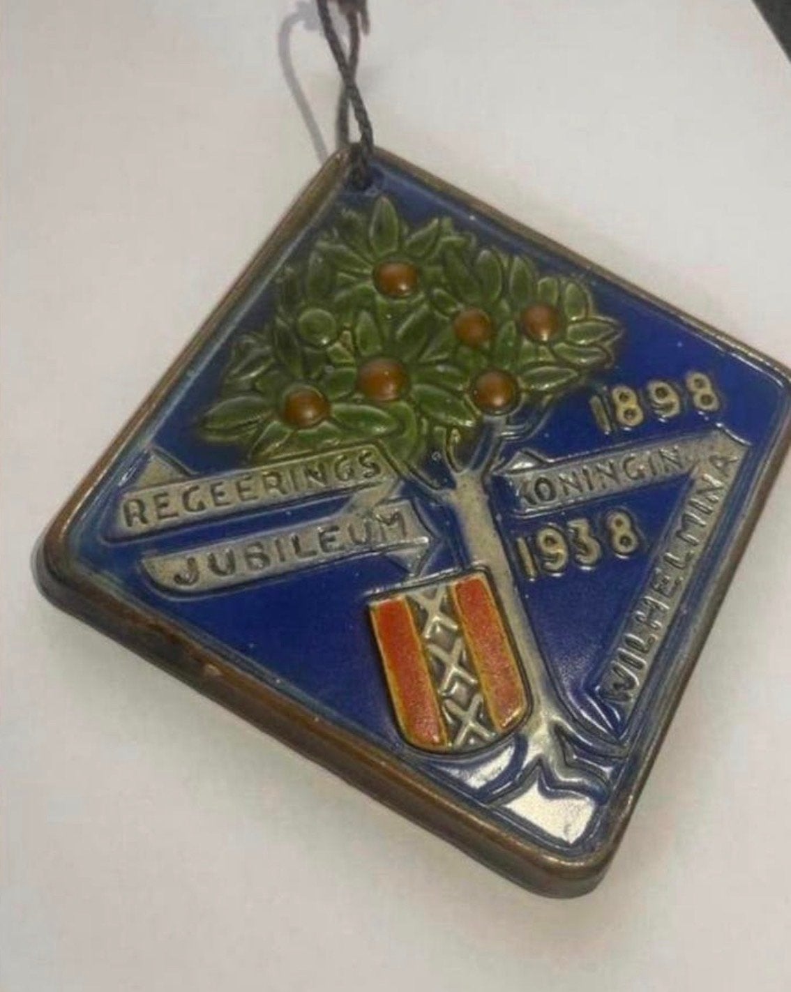 Gedenktegel 40-jarig Regeringsjubileum Koningin Wilhelmina, Antiek en Kunst, Antiek | Wandborden en Tegels, Ophalen of Verzenden