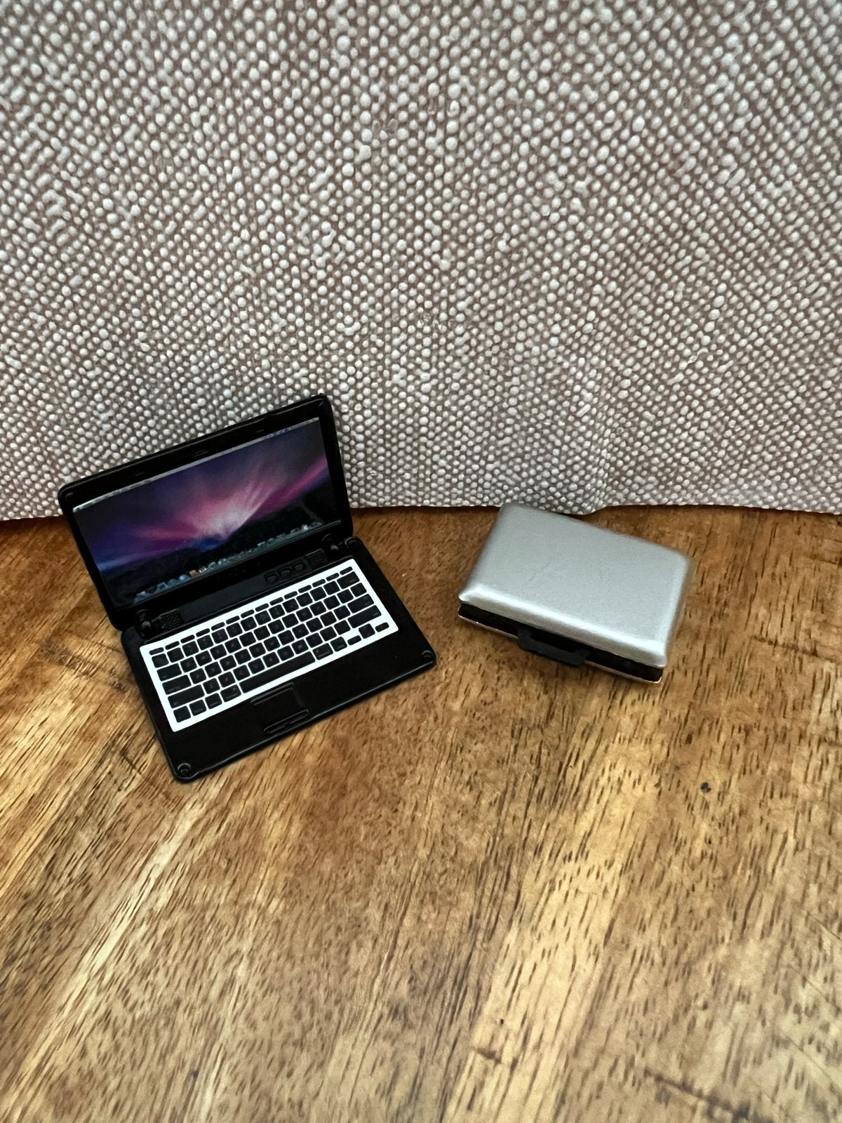 Poppenhuis laptop en koffer 1:12 schaal, Ophalen of Verzenden, Nieuw, Poppenhuis