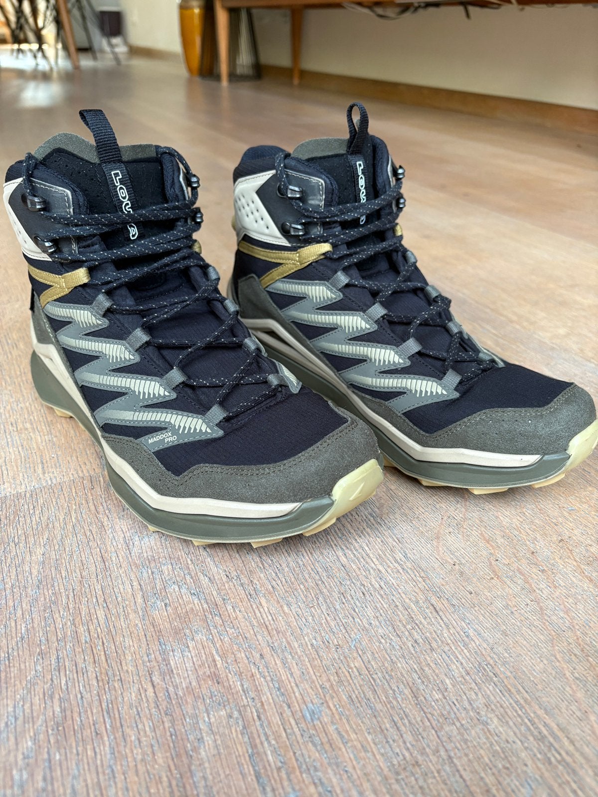Lowa wandelschoenen mt 43,5 Maddox Pro Goretex Mid Z.g.a.n., Sport en Fitness, Bergsport en Wandelen, Ophalen, Zo goed als nieuw
