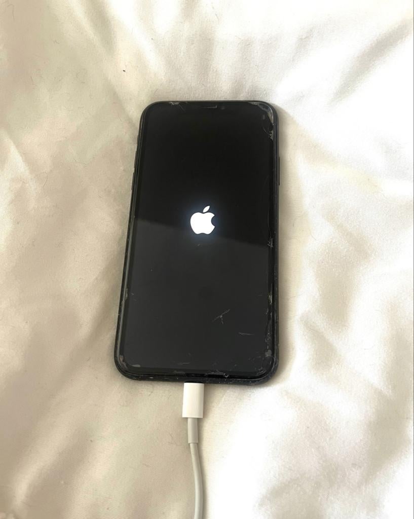 iPhone XR Zwart - Gebarst maar werkt goed, Telecommunicatie, Mobiele telefoons | Apple iPhone, Zwart, IPhone XR, Ophalen of Verzenden