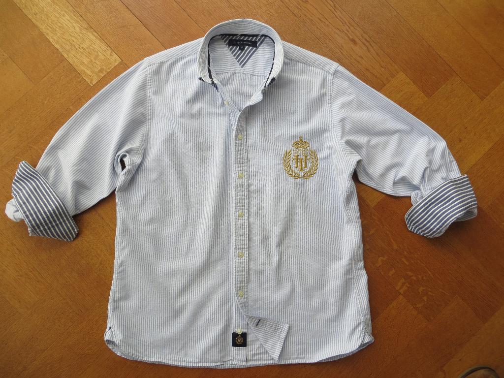 Tommy Hilfiger Blouse Lichtblauw gestreept Logo geel Maat M, Blauw, Tommy Hilfiger, Zo goed als nieuw, Halswijdte 39/40 (M)