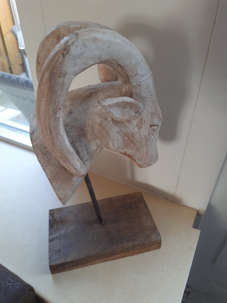 beeld hout kop rams /gems op houten sokkel met metalen staaf, Ophalen of Verzenden, Handgemaakt, Hout, Houtsnijwerk